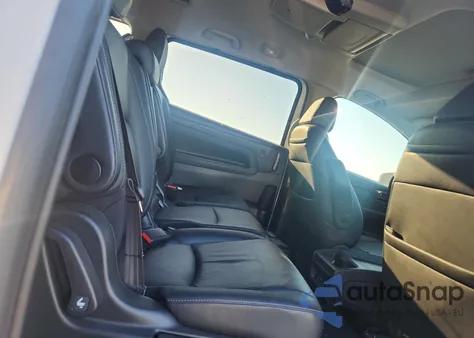 2022 Honda Odyssey Touring z USA, uszkodzony, nr VIN 5FNRL6H83NB026578